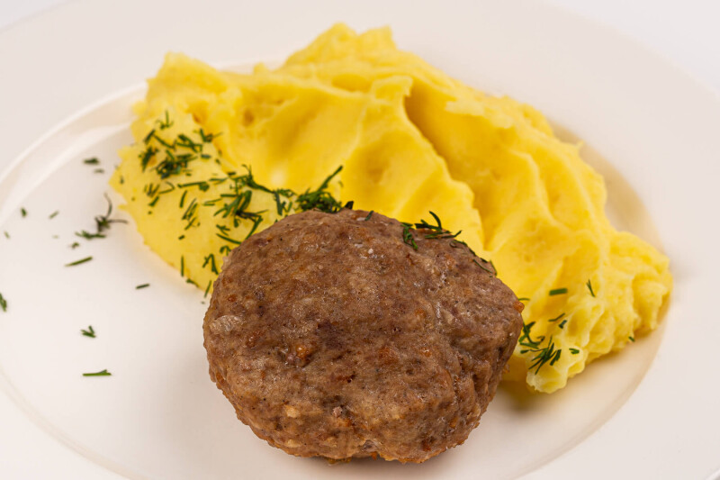 Картофельное пюре с паровой котлетой "Домашняя"