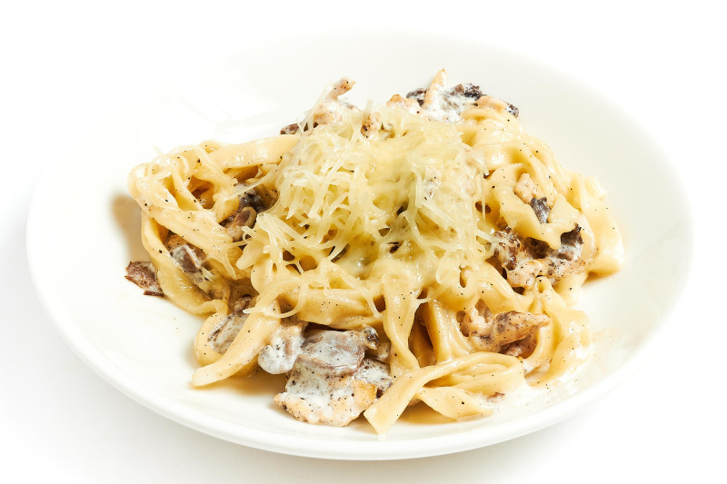 Лапша с грибами и курицей в сливочном соусе