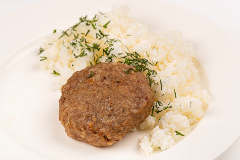 Рис с паровой котлетой "Домашняя"