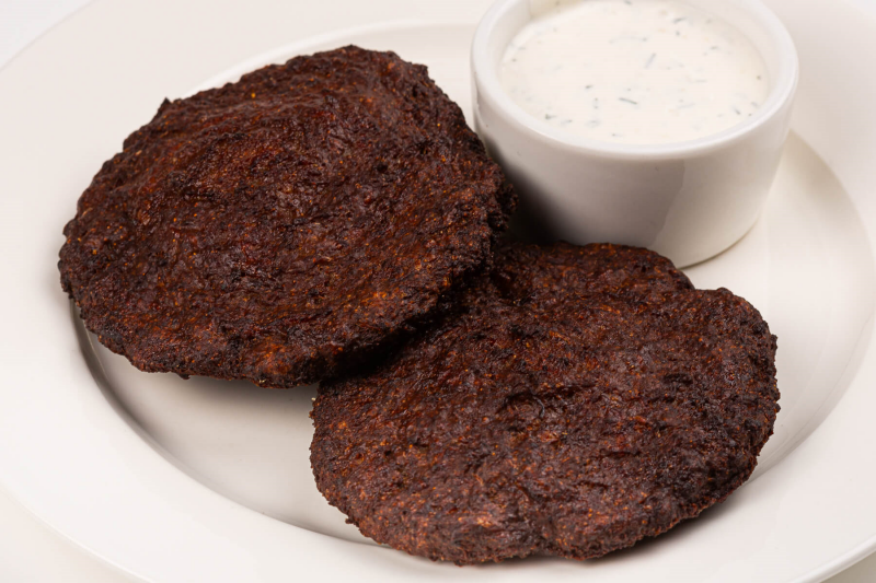 Печеночные оладьи с чесночным соусом (2шт)