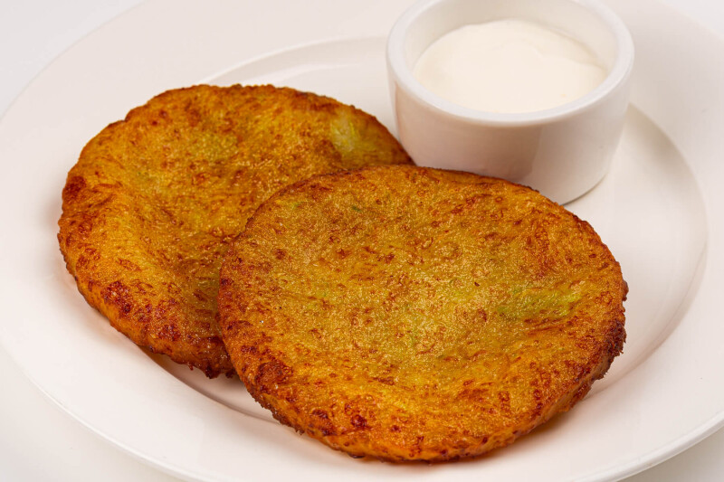 Кабачковые оладьи со сметаной (2шт)
