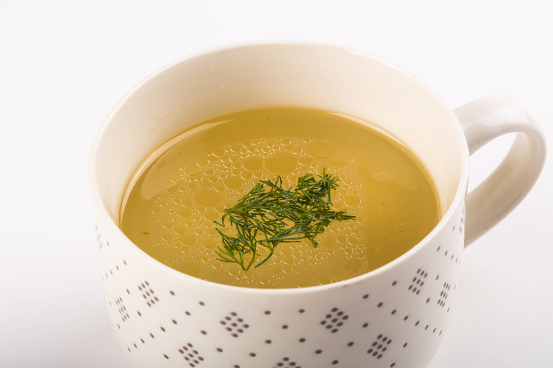 Костный бульон в кружке куриный