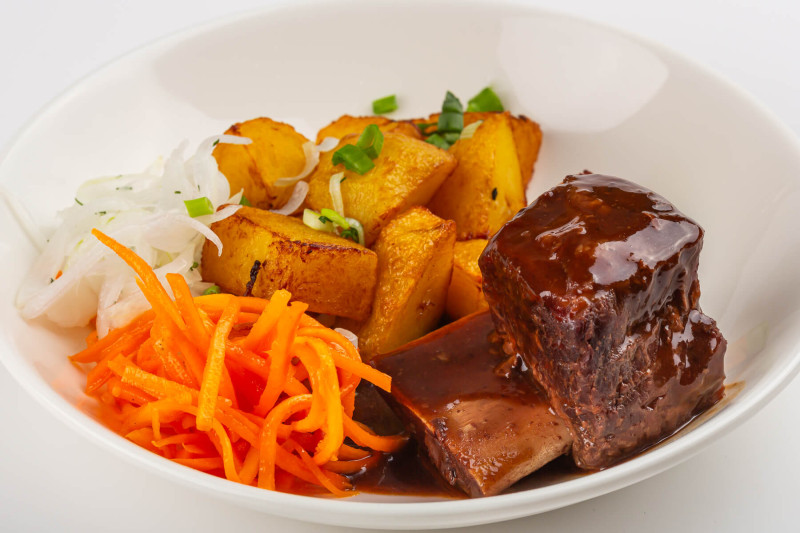 Ребра говяжьи с картофелем и овощами