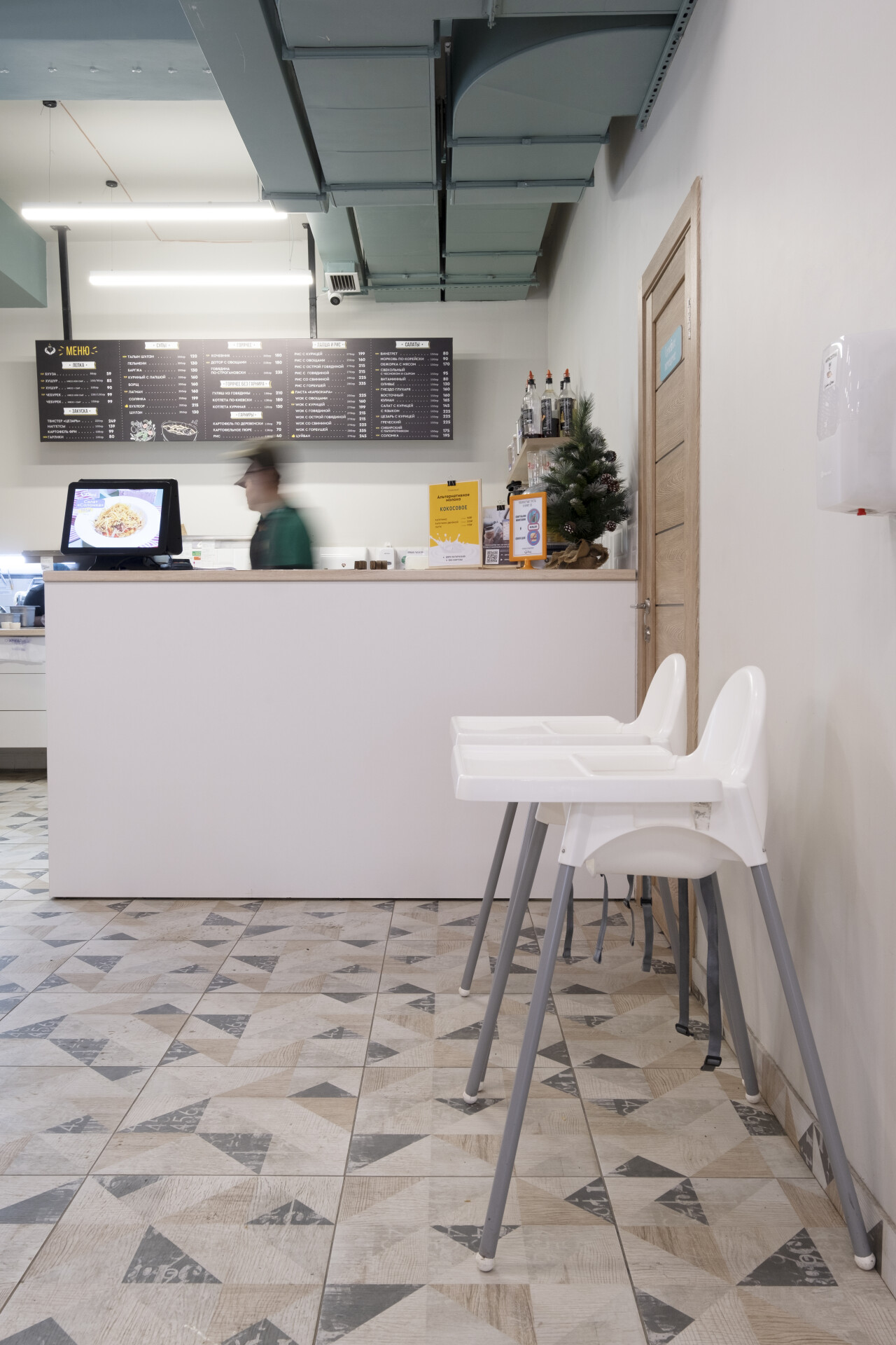 детские стулья и прикассовая зона позной Унга на Бородина возле Юбилейного в Иркутске